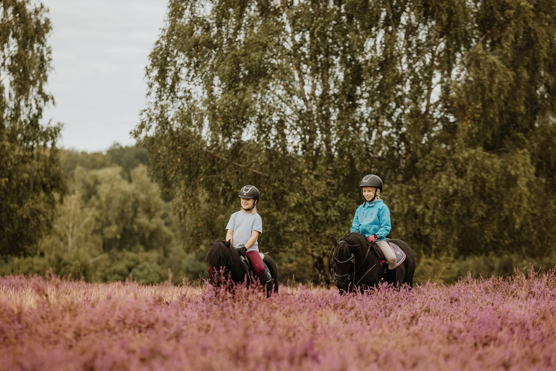 Kind beim Ponyreiten mit einem Shetlandpony auf dem Heidehof Oberhaverbeck