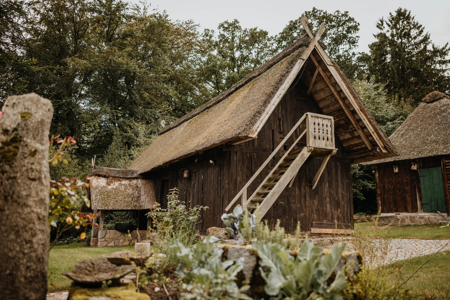 Heidetypischer Kornspeicher auf dem Heidehof