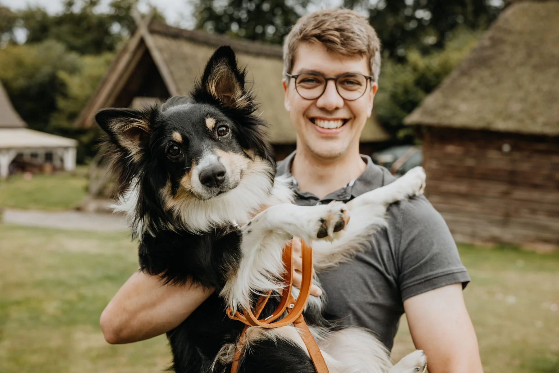 Valentin mit Happy auf dem Arm vor dem Heidehof