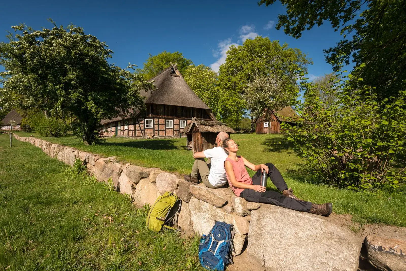 Wandernde bei einer Pause im Heidedorf Wilsede