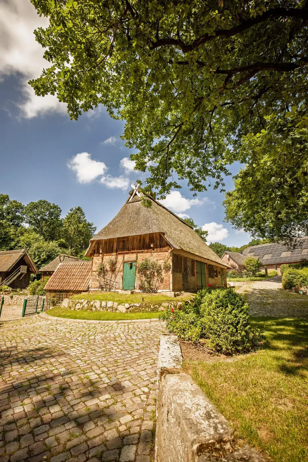 Historischer reetgedeckter Schafstall auf dem Heidehof Oberhaverbeck