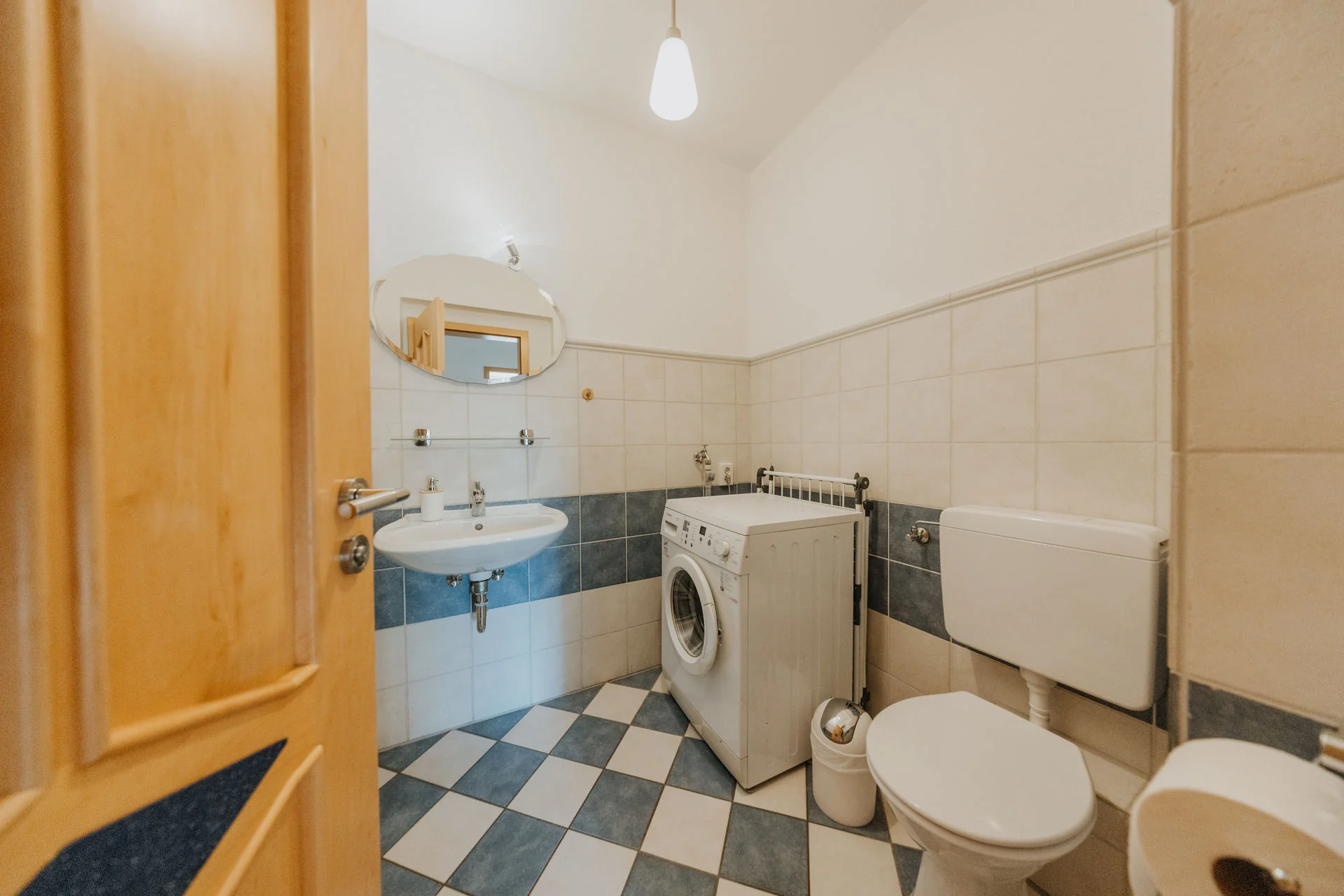 Haverbecker Heide: Separates WC mit Waschbecken und Waschmaschine