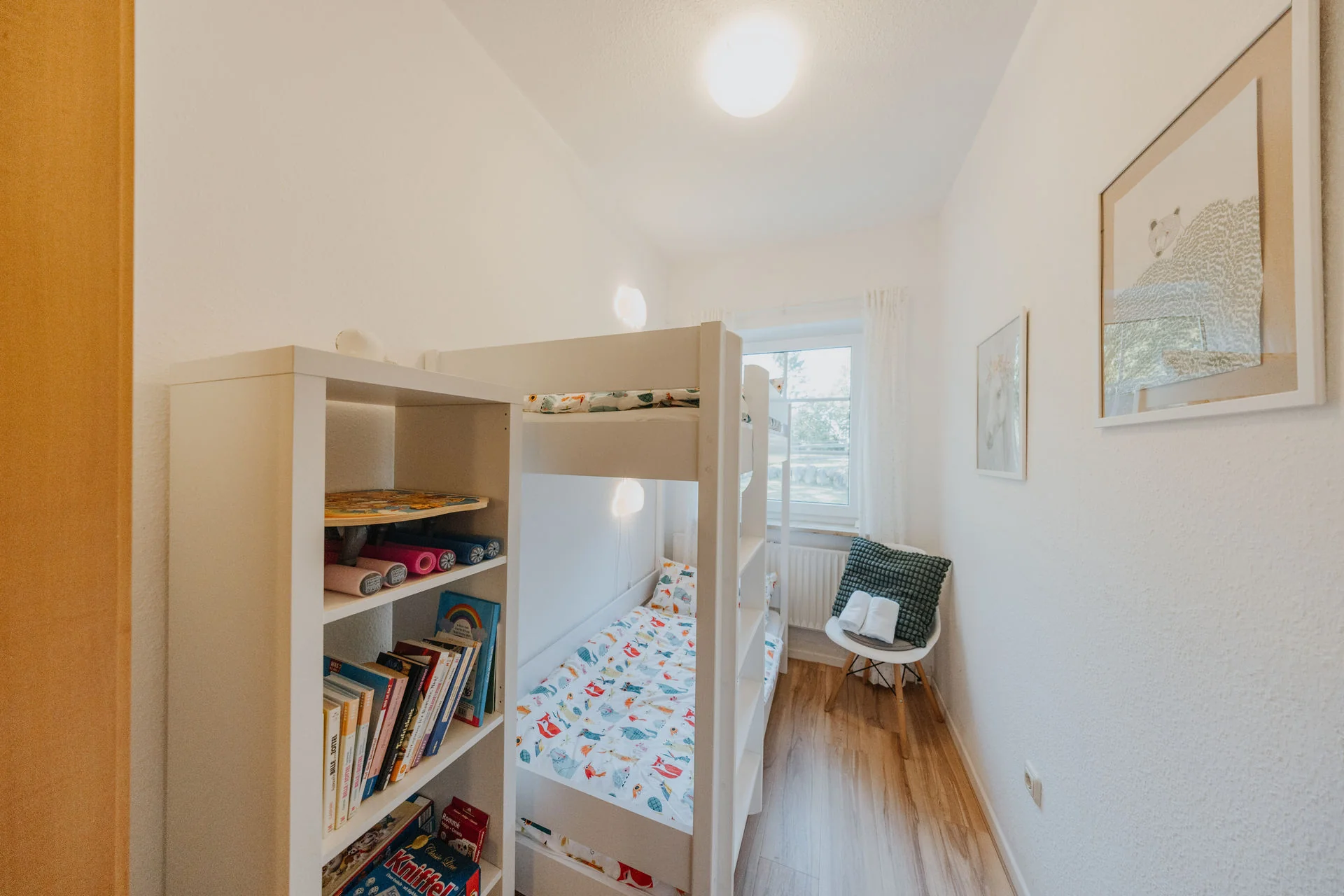 Haverbecker Heide: Kinderzimmer mit weißem Etagenbett und Bücherregal