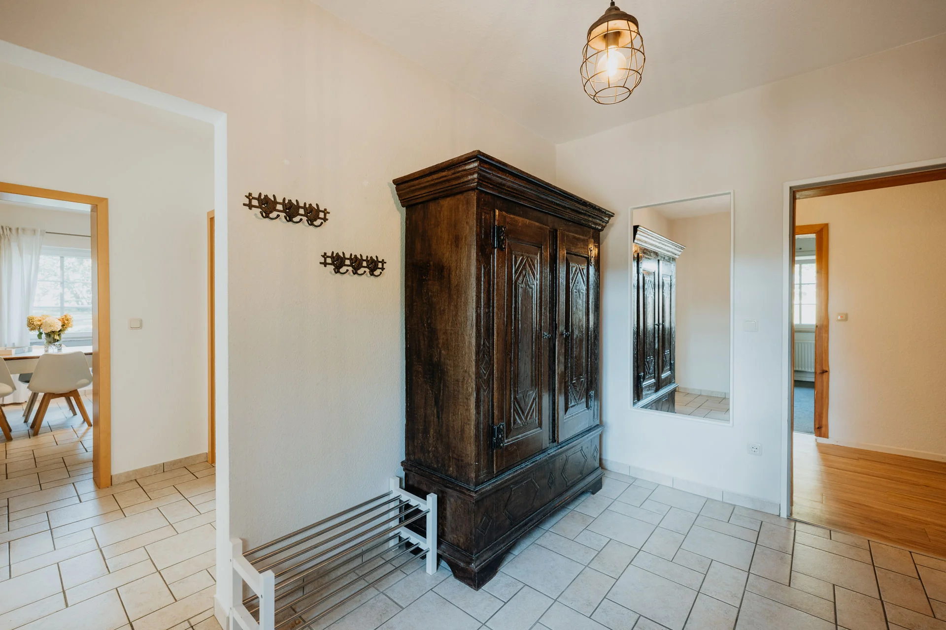 Haverbecker Heide: Flur mit historischem Holzschrank, Spiegel und Garderobe