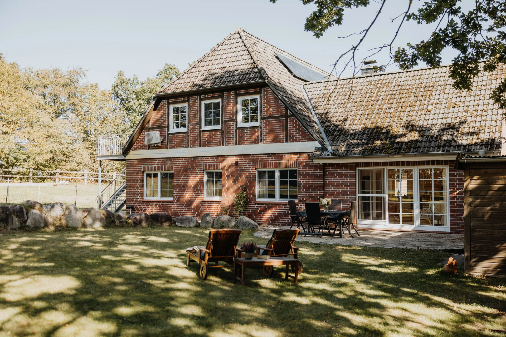 Haverbecker Heide: Garten mit Sitzplätzen vor der Fachwerkfassade