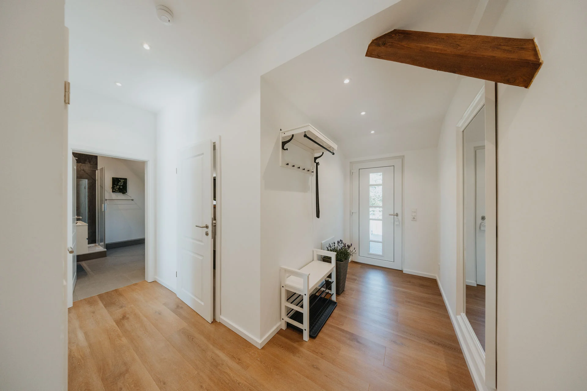 HeidePanorama: Heller Flur mit Garderobe und offenen Türen zu den Räumen