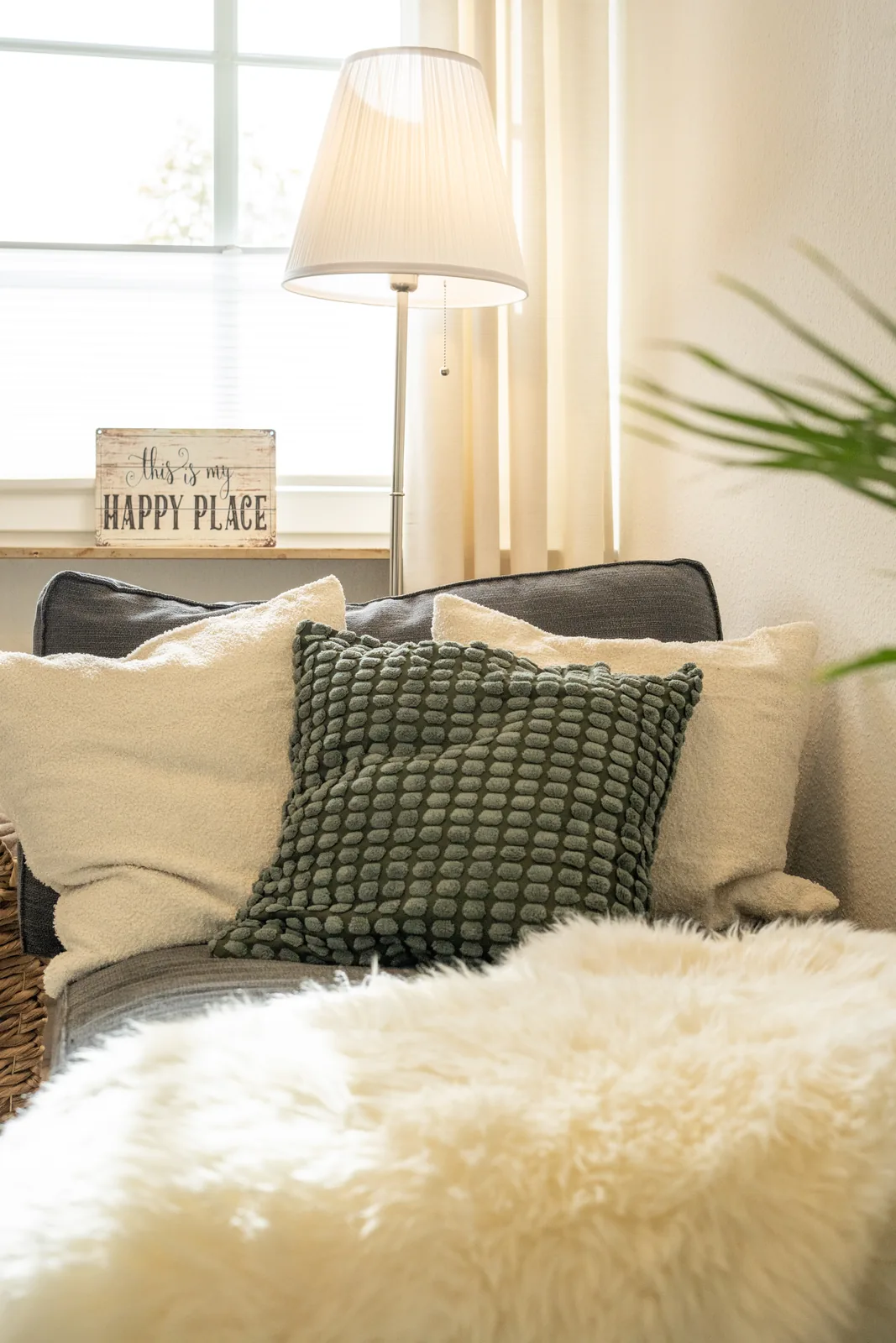 Heidetraum: Sofa mit Kissen vor dem Fenster