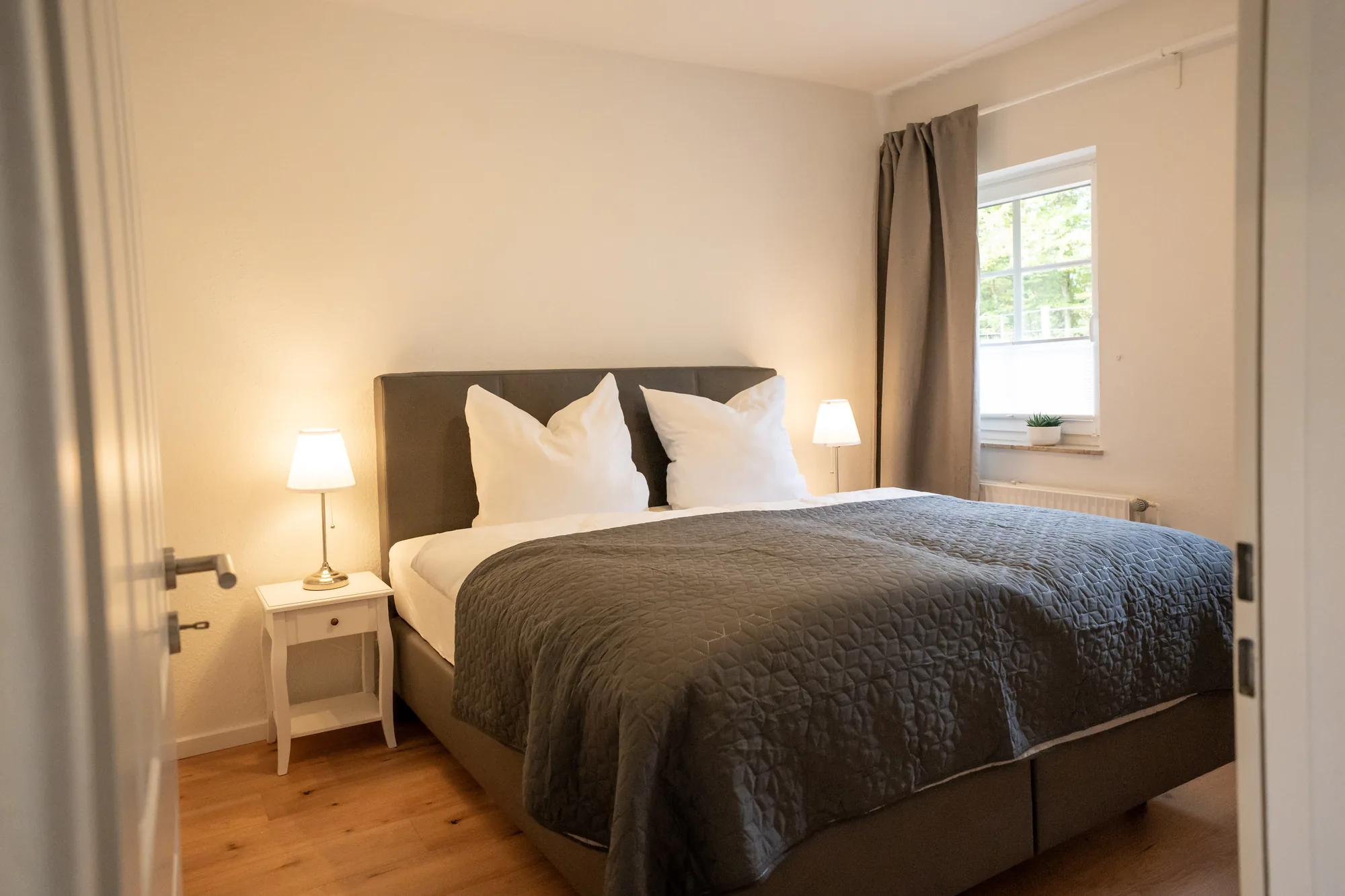 Heidetraum: Schlafzimmer mit Doppelbett und Nachttischleuchten