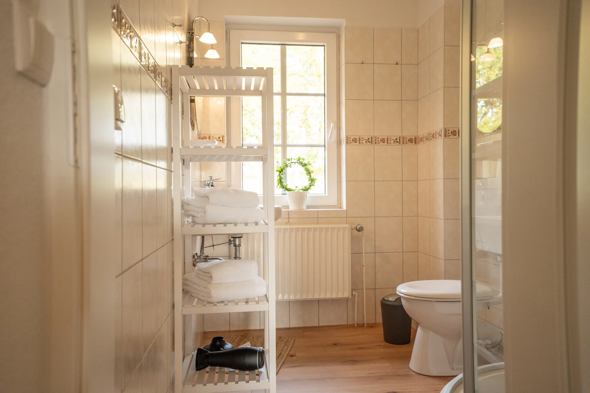 Heidetraum: Duschbad mit Waschbecken und Fenster
