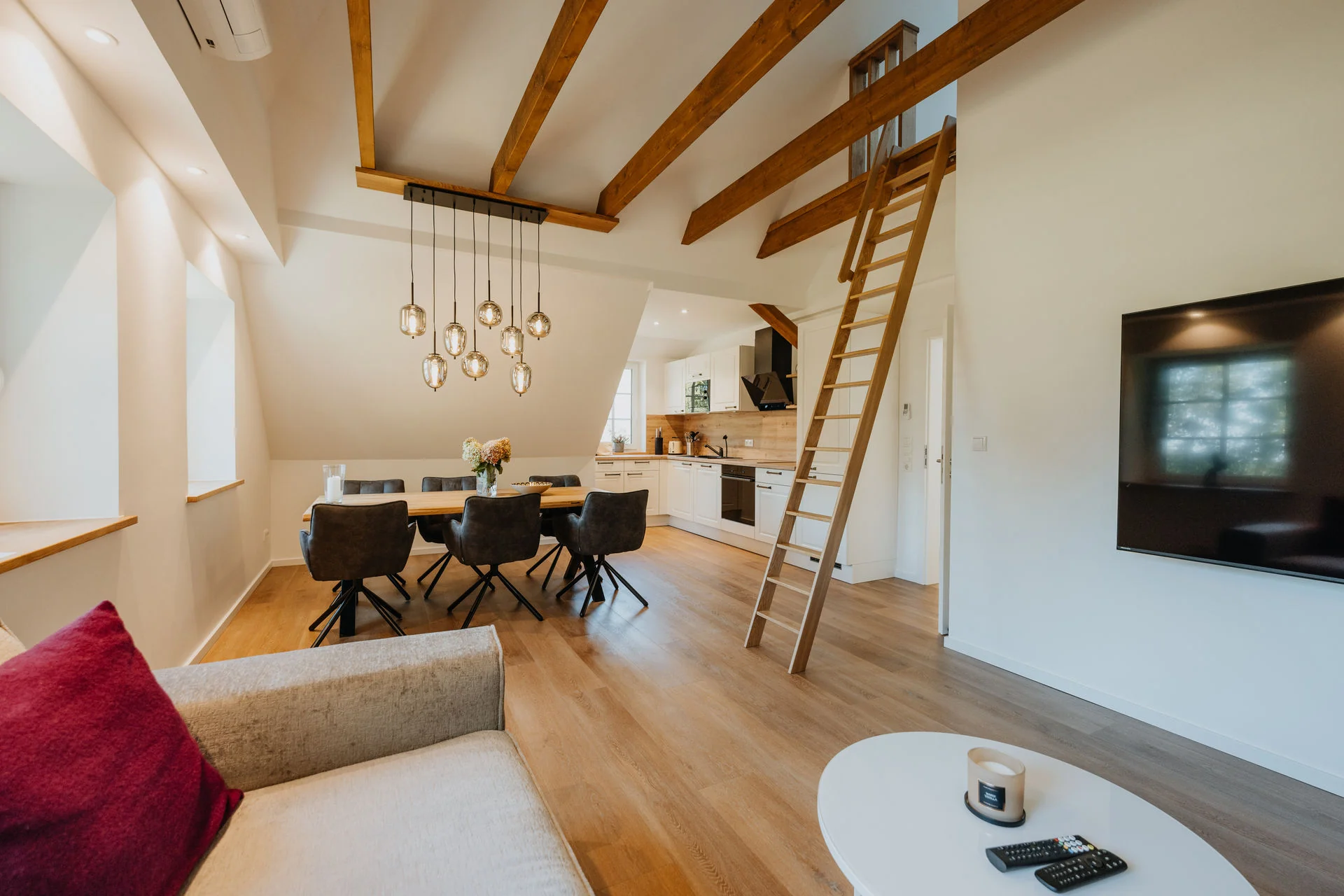 Koppelidyll: Blick von der Sofaecke zum Esstisch und zur Küche