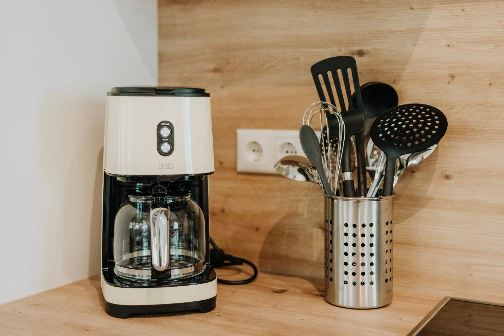 Koppelidyll: Filterkaffeemaschine und Küchenutensilien auf der Arbeitsfläche