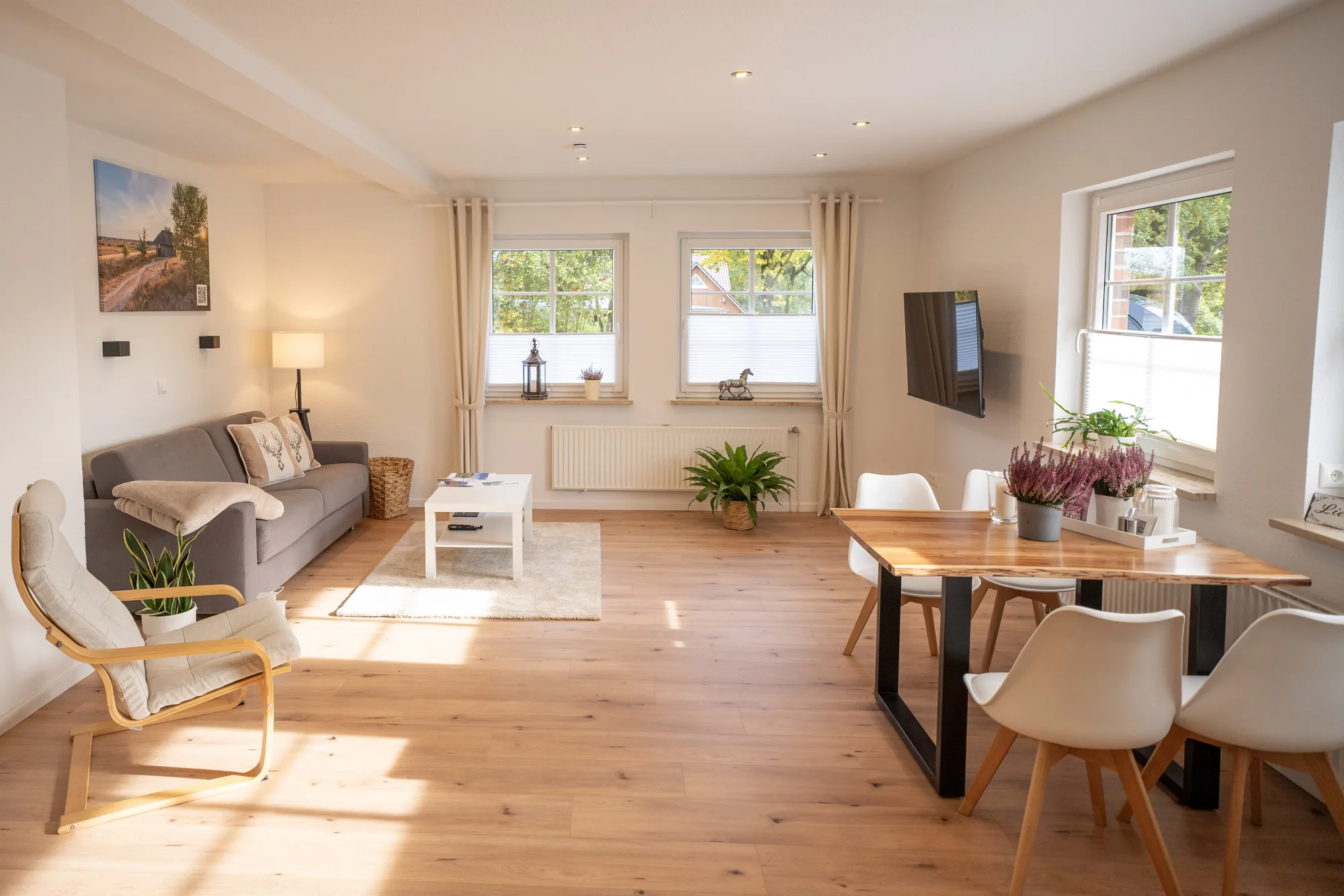 Heller Wohn- und Essbereich der Ferienwohnung Reetdachblick