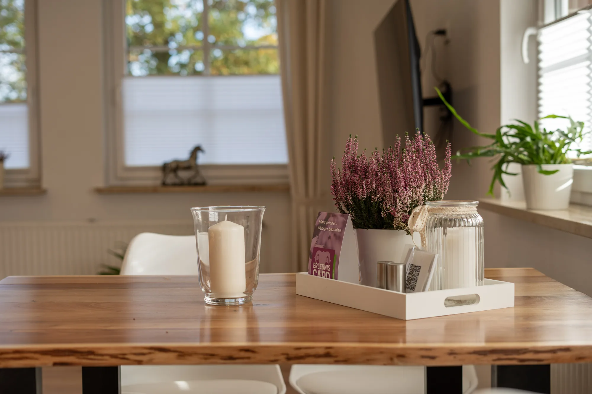 Reetdachblick: Esstisch mit Blumenschmuck im Wohnbereich