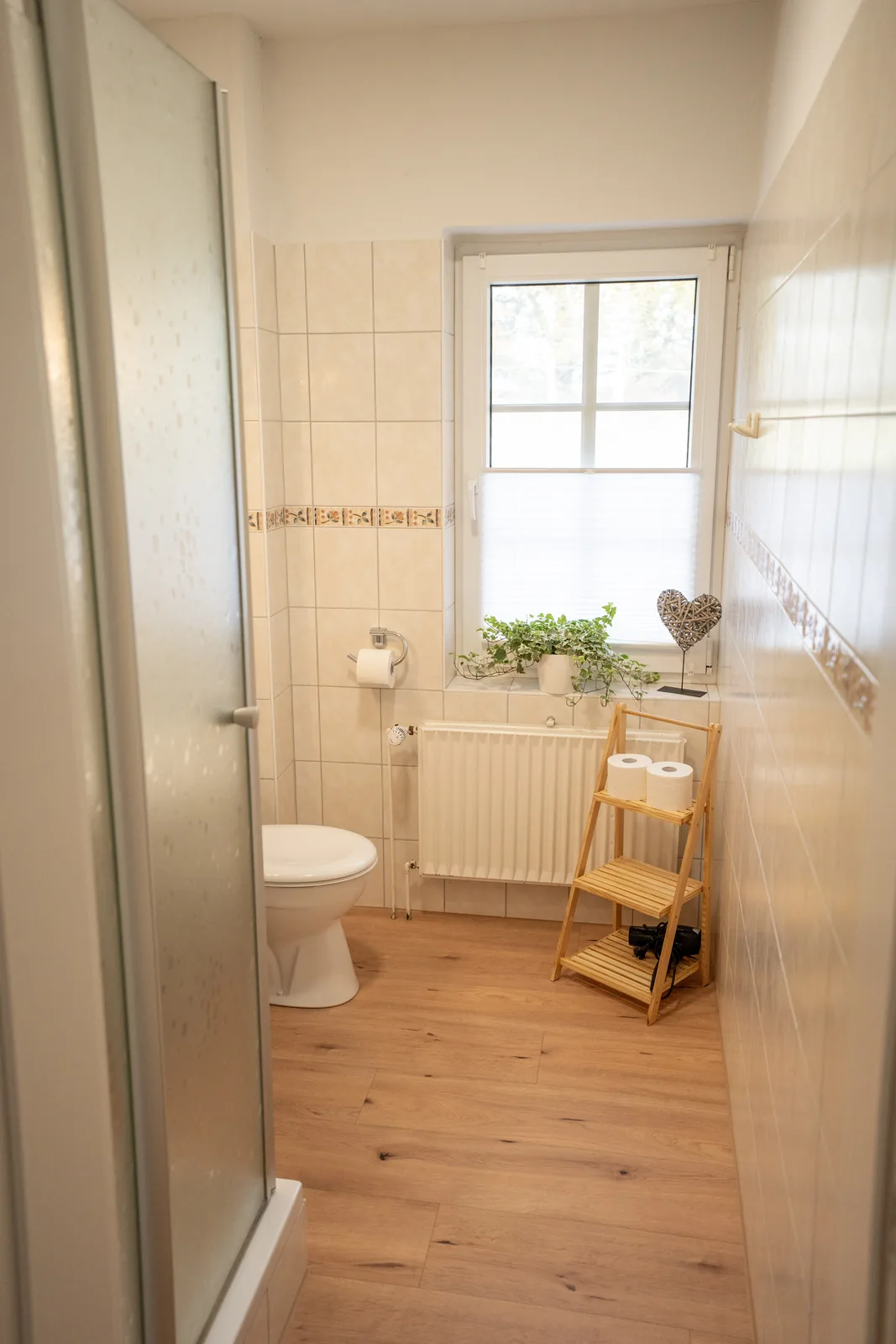 Reetdachblick: Duschbad mit Waschbecken und Fenster